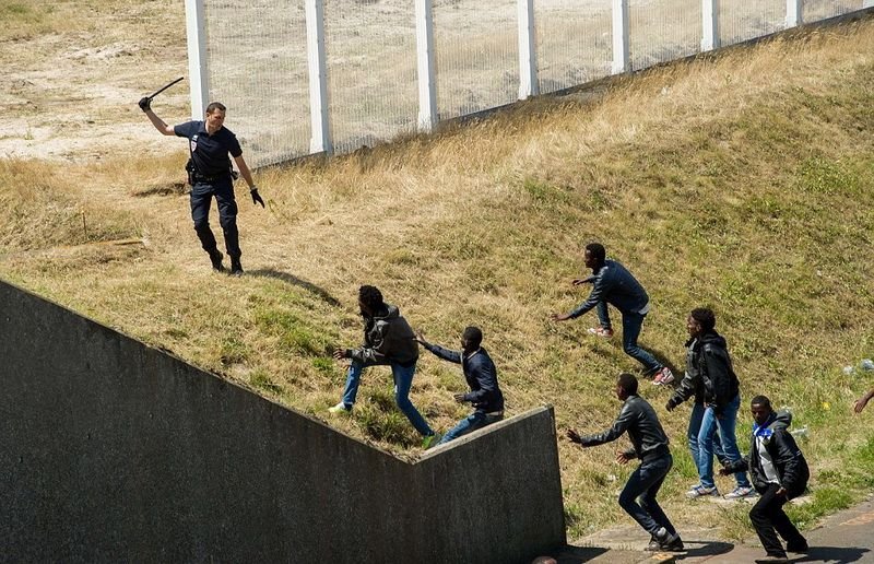Бесконечная охота на нелегалов в Француском городе Кале (18 фото)