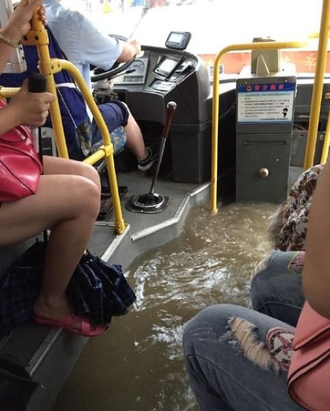 Китайские автобусы возят людей на работу даже во время наводнений (5 фото)