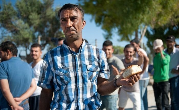 Плотный поток беженцев - серьезная проблема для Греции (8 фото)