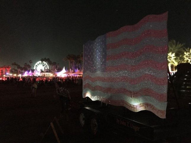Американский флаг из пивных крышечек - проект Джона ТиАнджера (10 фото)