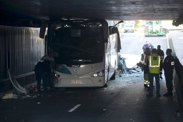 Водитель туристического автобуса попытался протиснуться в низкий тоннель (3 фото)