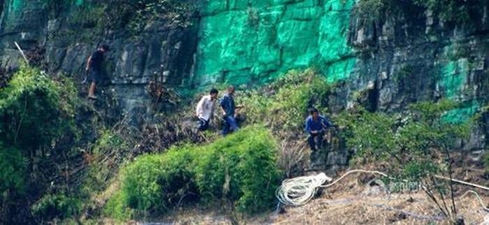 Китаец перекрасил гору в зеленый цвет так как она не соответствовала правилам фэншуя (3 фото)