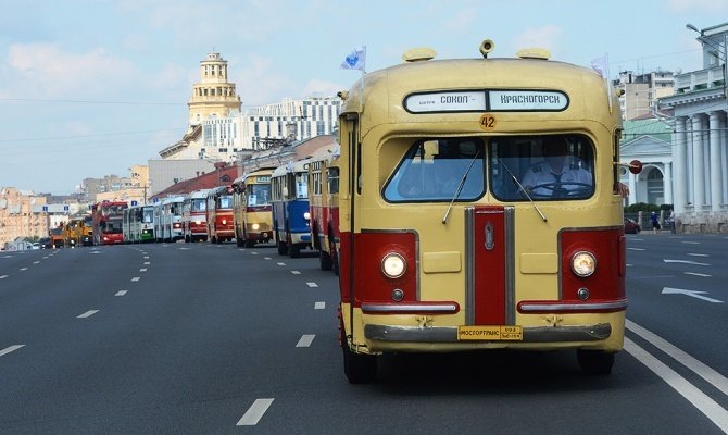 Парад раритетных автобусов в Москве (12 фото)