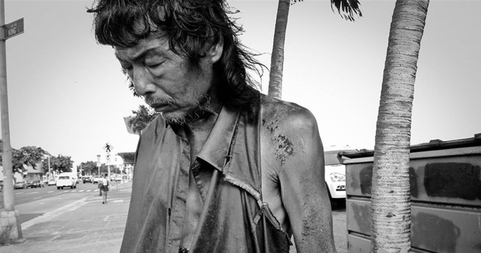 После 10 лет фотографирования бездомных людей девушка нашла среди них своего отца (13 фото)