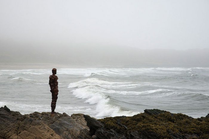 Абстрактные люди на британском побережье (10 фото)