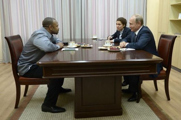 Американский боксер Рой Джонс попросил российское гражданство у Владимира Путина (4 фото)