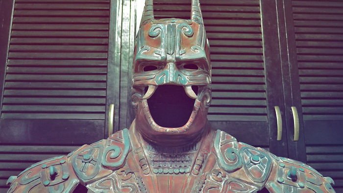 Бэтмен в роли бога эпохи Майя (8 фото)