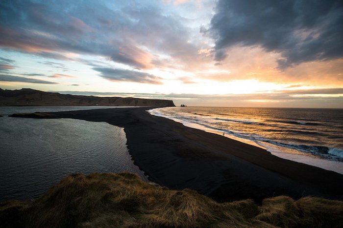 Пляж с черным песком в Исландии (7 фото)