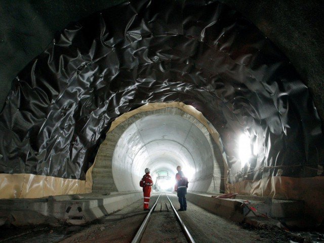 В Швейцарии построили самый длинный Ж/Д тоннель (20 фото)