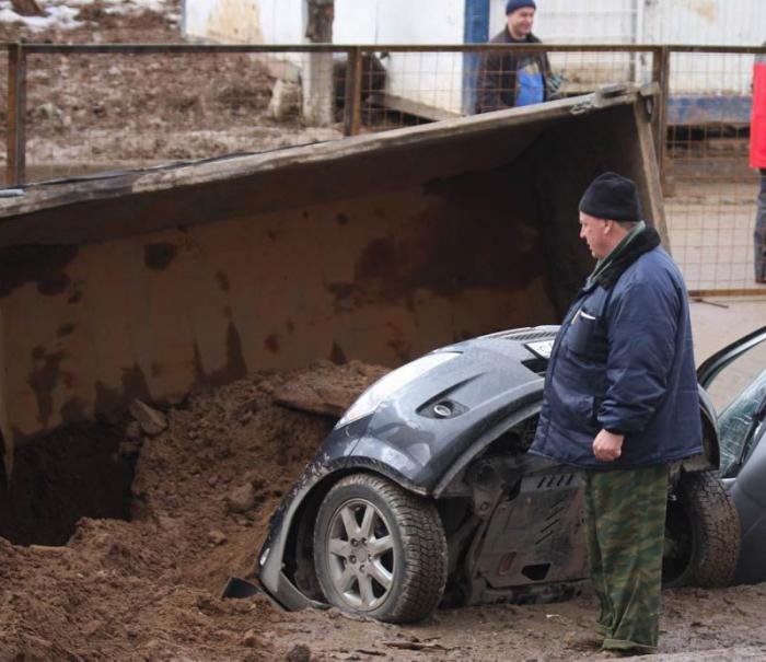 Провал автомобилей в Южном Бутово, Москва (18 фото)