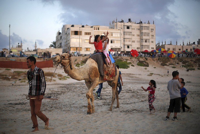 Купания в секторе Газа на фоне руин (15 фото)