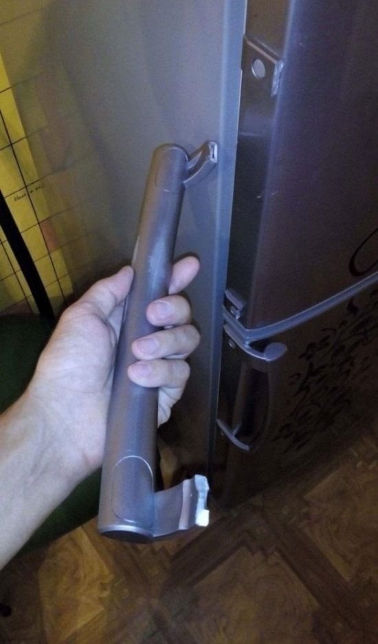 Теща попросила зятя отремонтировать сломанную ручку холодильника (8 фото)