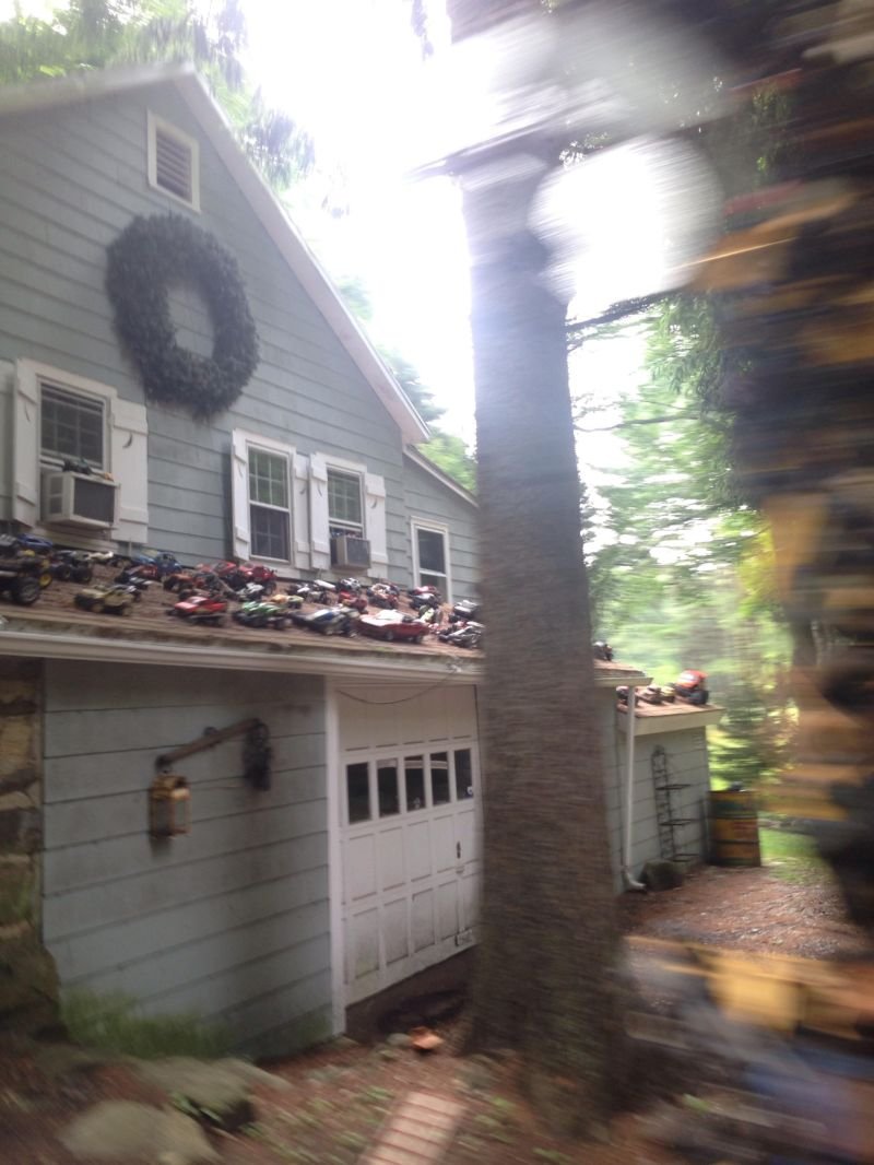 У соседа какая-то нездоровая любовь к автомобилям (6 фото)