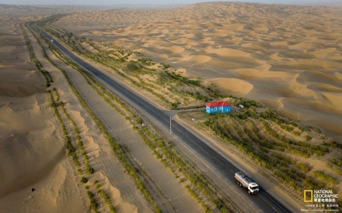 Китайский труд 446 км шоссе по пустыне (11 фото)
