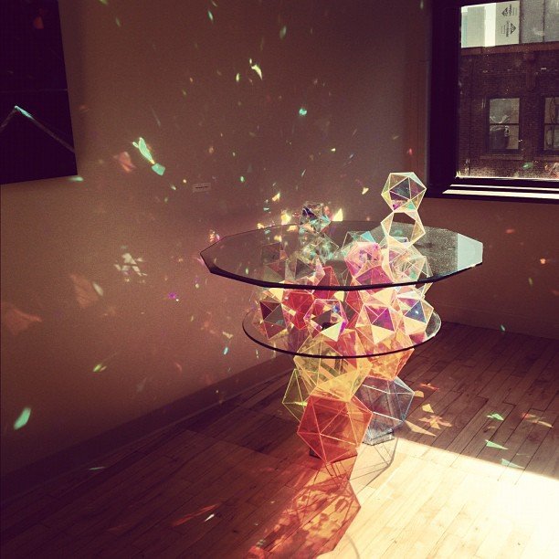 Настоящий шедевр: Стеклянный сверкающий стол (14 фото)