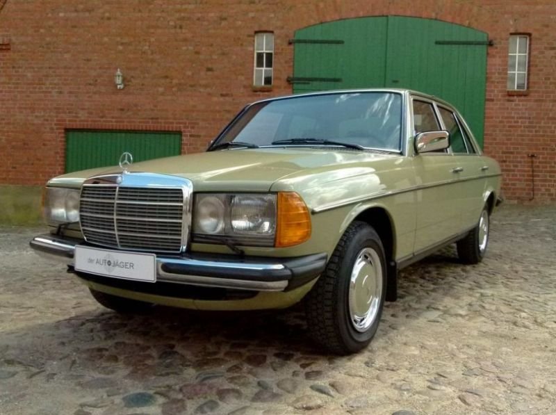 Mercedes-Benz простоявший законсервированным в гараже 30 лет (18 фото)