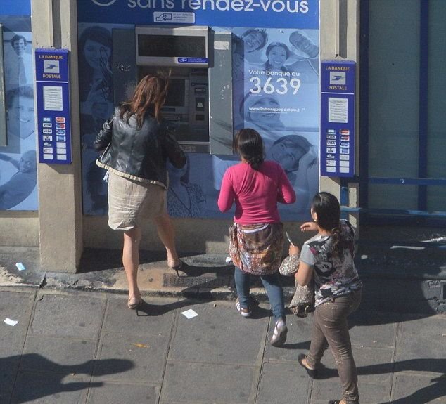 У Парижских цыганок отработана схема отжима бабла у банкомата (7 фото)