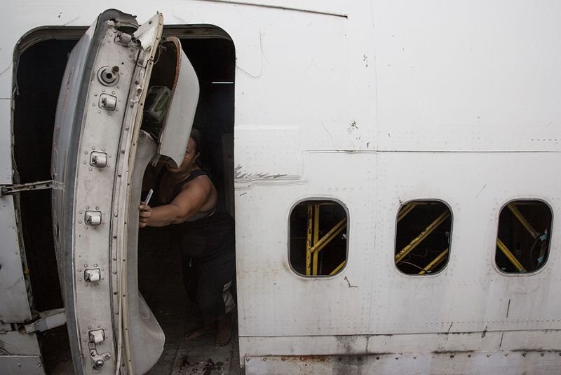 Жизнь бедных семей в заброшенном самолете (14 фото)