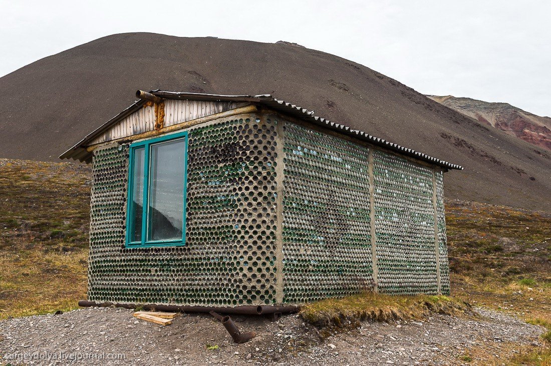 Бутылочный домик на Шпицбергене (6 фото)
