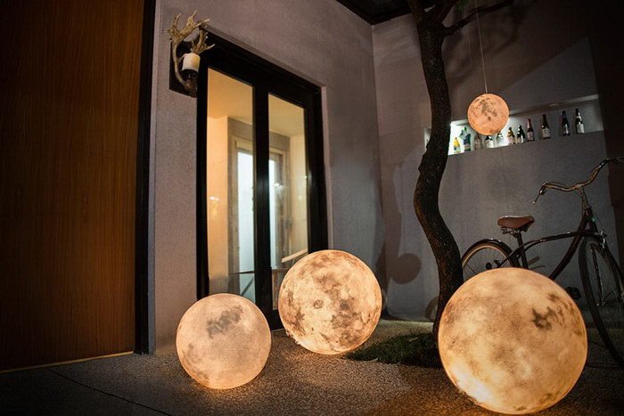 Светильник «Луна» для любителей ночного неба (10 фото)