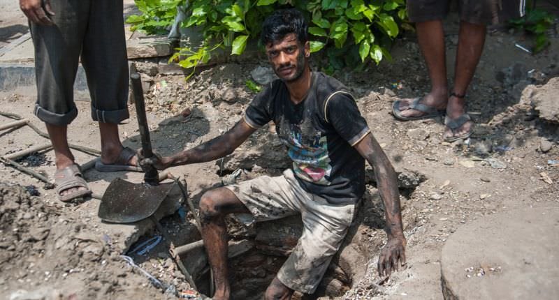 Ныряльщики в канализационные люки Индия (12 фото)