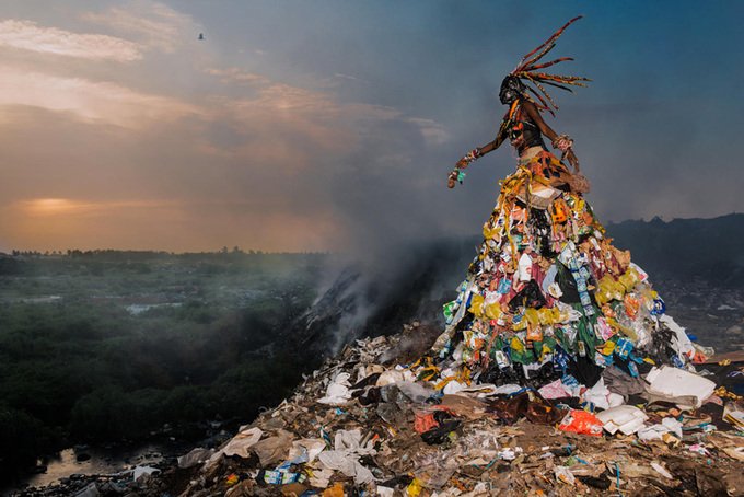 Причудливые костюмы из мусора в Сенегале (9 фото)