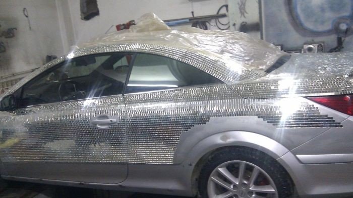 Житель Ханты-Мансийска инкрустировал автомобиль десятками тысяч зеркал (15 фото)