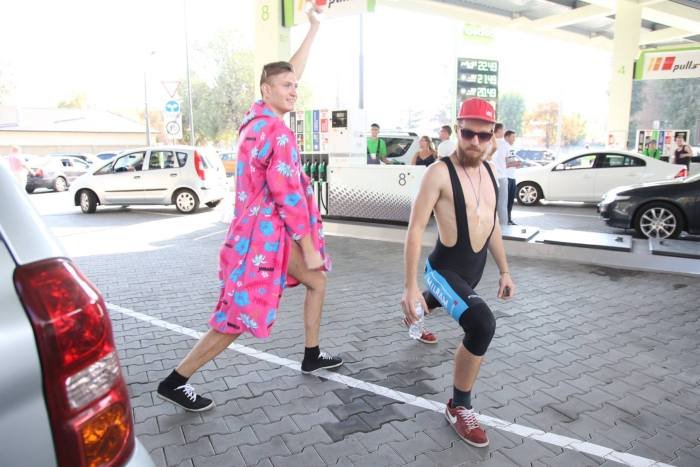 В Киеве мужчины в купальниках приехали за бесплатным топливом (15 фото)