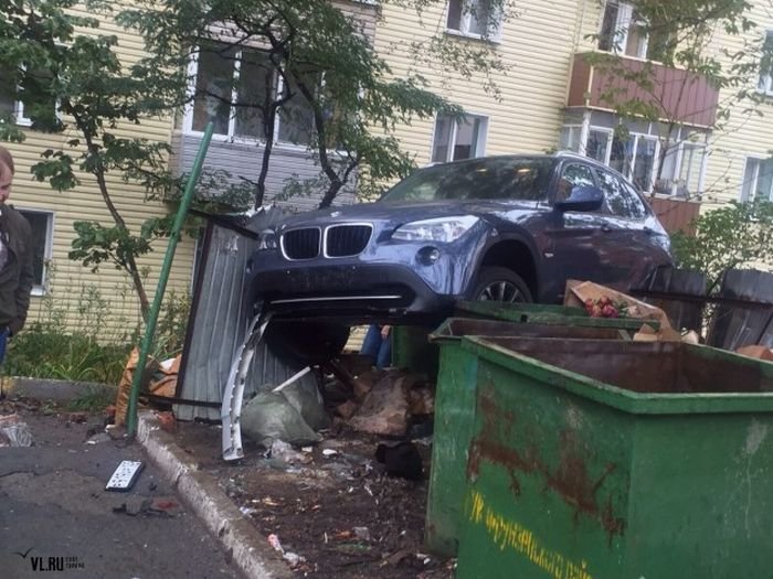 Во Владивостоке кроссовер BMW «оседлал» мусорные баки (3 фото)