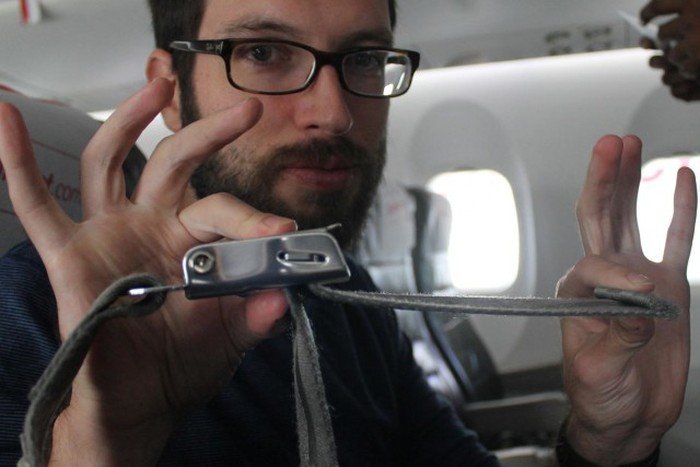 Почему в самолете всегда необходимо пристегиваться ремнями безопасности (2 фото)