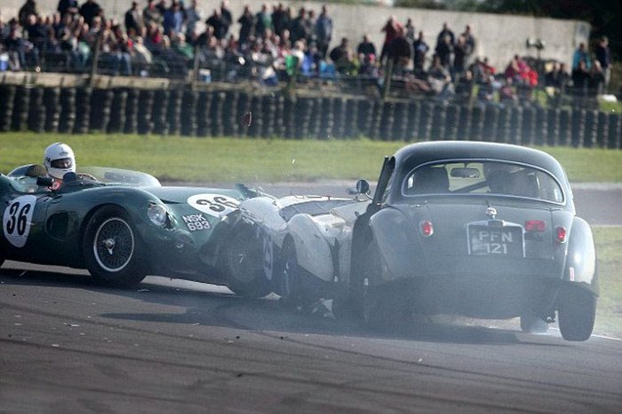 Дорогая авария на гонке классических спорткаров в Великобритании (4 фото)