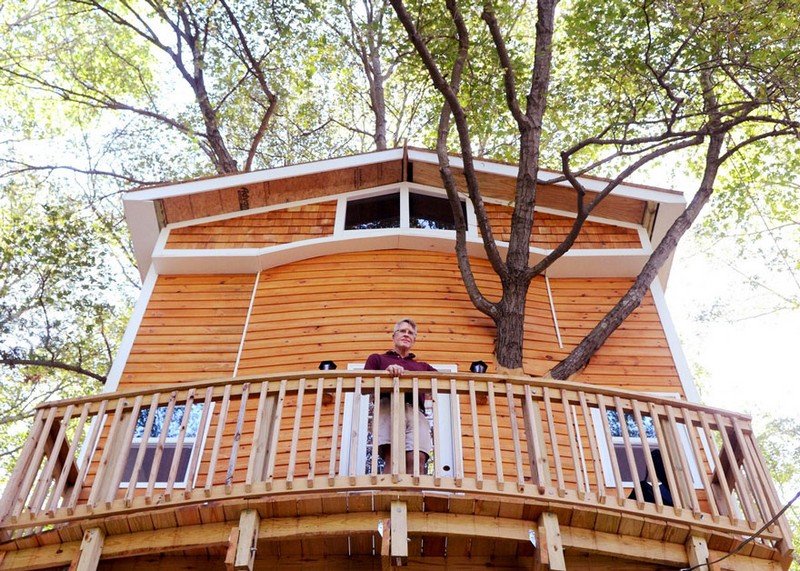 Дедушка построил для внуков трехэтажный дом на дереве (5 фото)