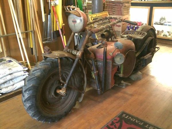 Байкер смастерил мотоцикл из старого трактора и водопроводных труб (8 фото и 1 видео)