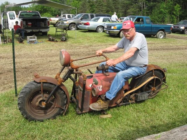 Байкер смастерил мотоцикл из старого трактора и водопроводных труб (8 фото и 1 видео)