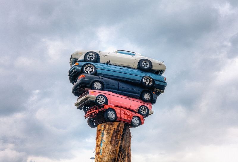 Скульптура из автомобилей в Канаде (9 фото)