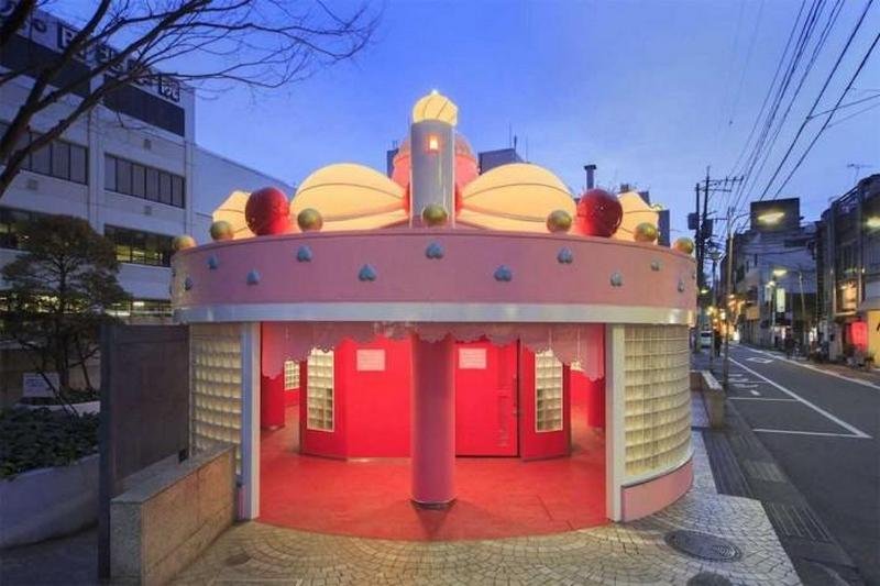 Общественный туалет в Японии похожий на торт (8 фото)