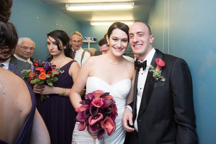 Молодожены и их гости застряли в лифте в день свадьбы (8 фото)