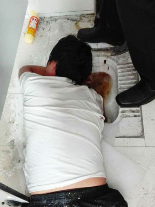 Пытаясь спасти телефон - парень застрял в туалете (4 фото)