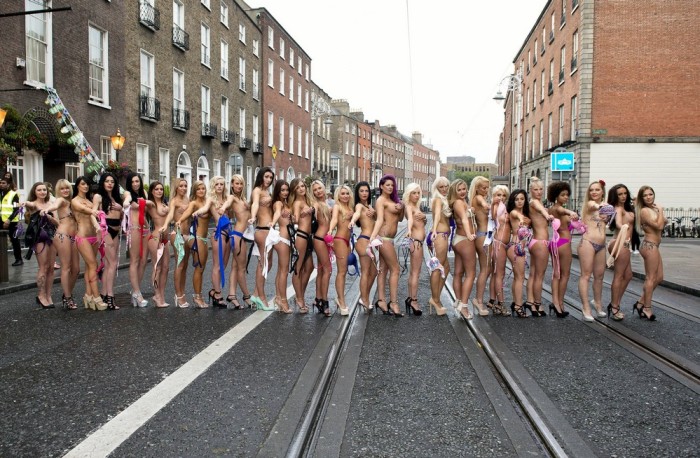 Уличный топлес-фотосет участниц конкурса «Мисс бикини Ирландия»