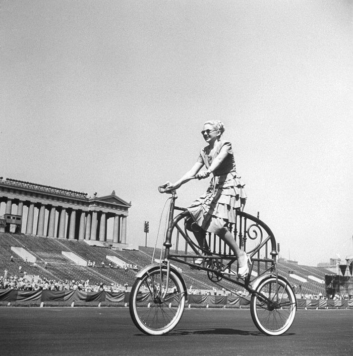 Фотографии с выставки велосипедов 1948 года (11 фото)