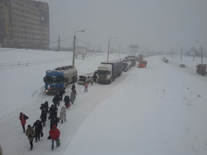 Снегопад спровоцировал дорожный коллапс в Омске (13 фото)