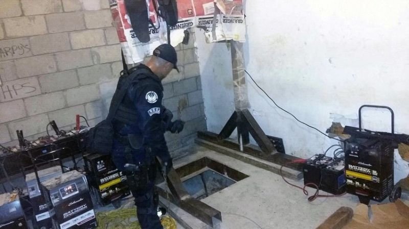 Мексиканская полиция нашла десять тонн марихуаны в тоннеле ведущем в США (4 фото)
