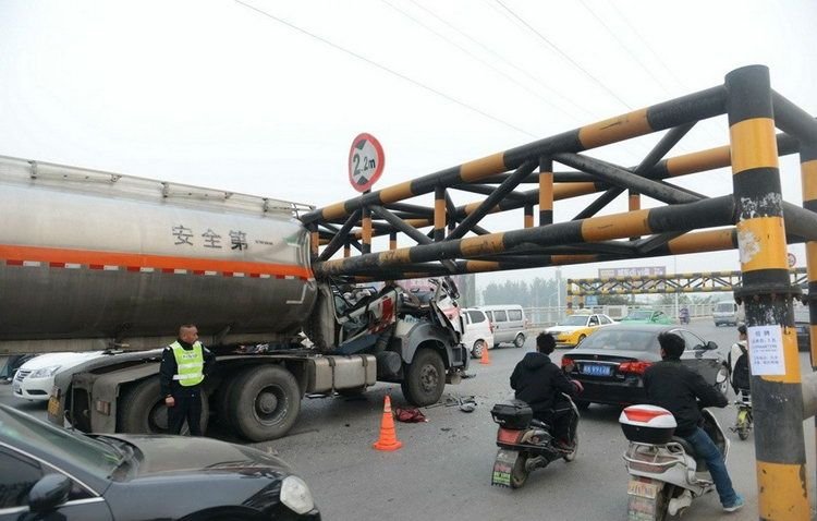 Китайский водитель бензовоза не рассчитал высоту транспортного средства (7 фото)