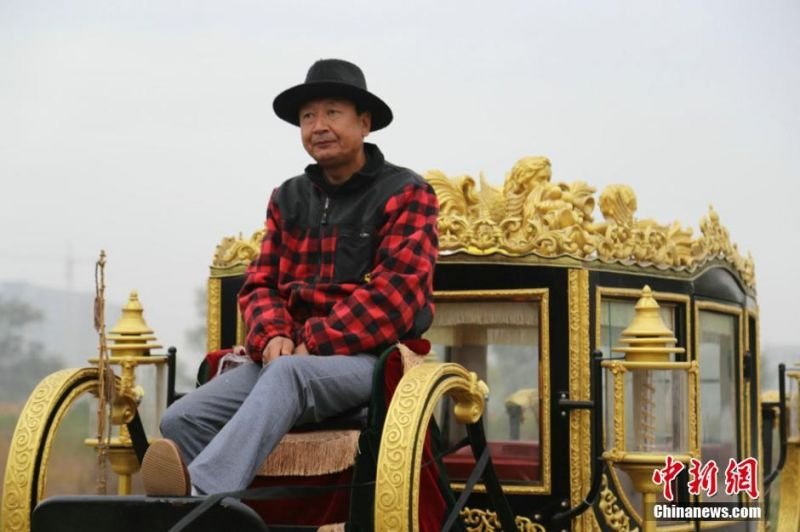 Китаец сделал копию королевской кареты Елизаветы II за 14000 долларов (6 фото)