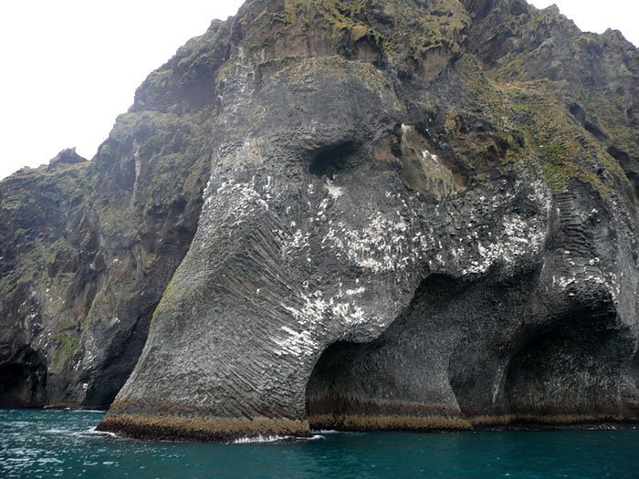 Скала в форме слона на острове Хеймаэй (3 фото)