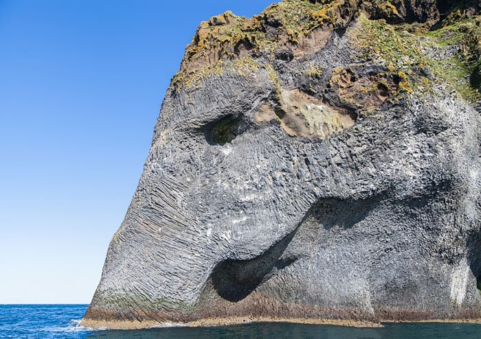 Скала в форме слона на острове Хеймаэй (3 фото)