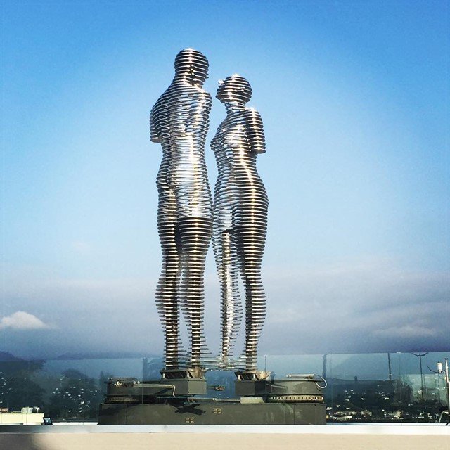 Движущаяся статуя любви в Батуми «Али и Нино» (9 фото)