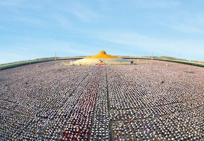 Тайские школьники собрались вместе чтобы медитировать за мир во всем мире (4 фото)