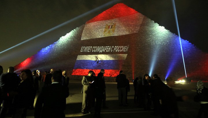 Великие пирамиды Египта окрасились в цвета флагов России, Франции и Ливана (7 фото)