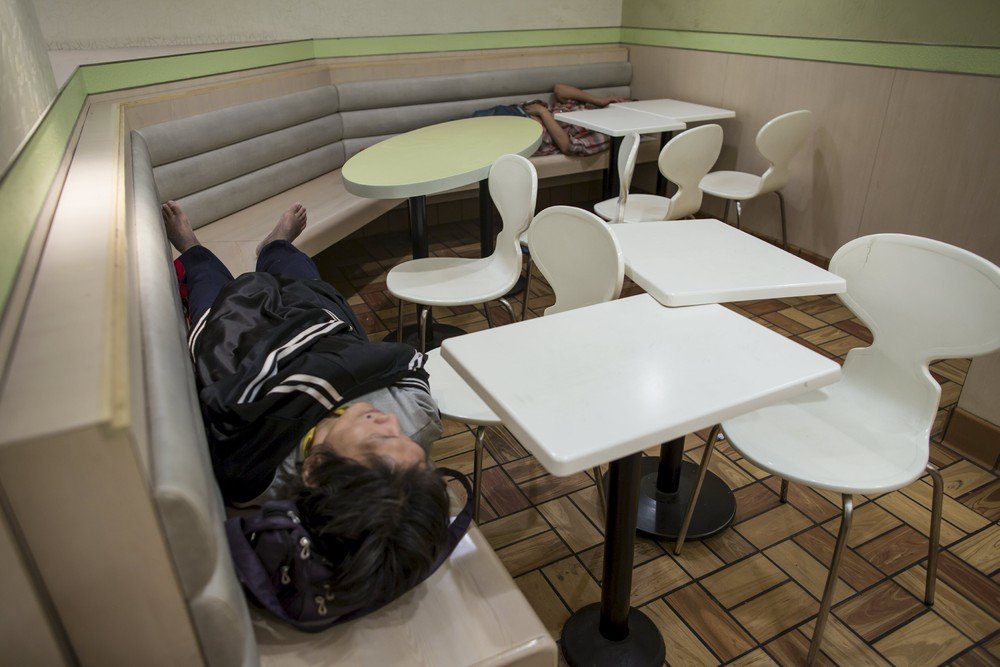 Китайские бомжи ночуют в McDonald’s (15 фото)